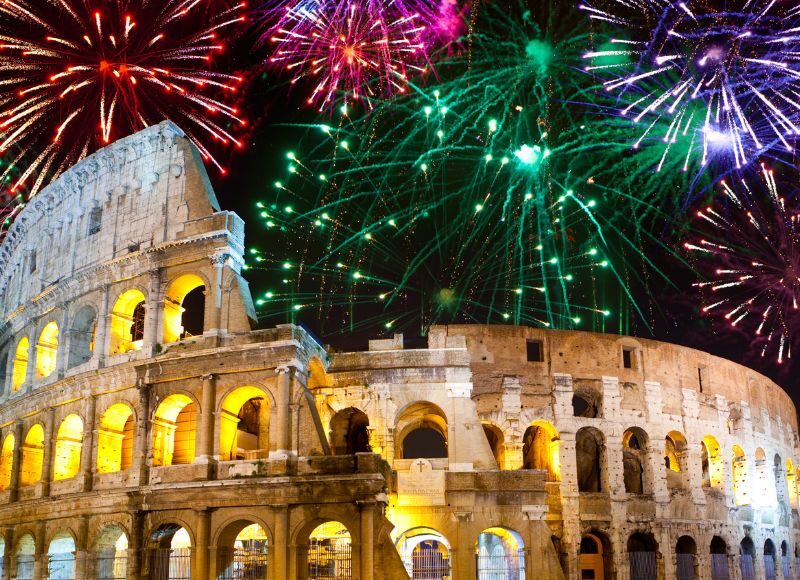 Vuurwerk boven het Colosseum in Rome