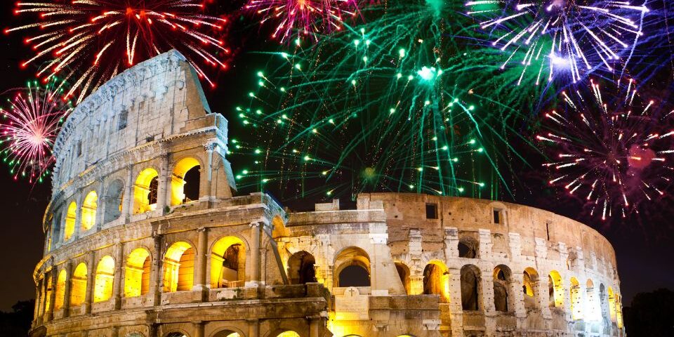 Vuurwerk boven het Colosseum in Rome